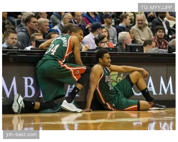 米德尔顿无球跑位比上季更能拉开字母哥空间